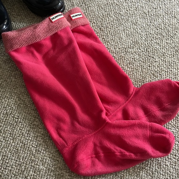 Glossy black Hunter boots with heel and sock inserts. - Picture 4 of 6